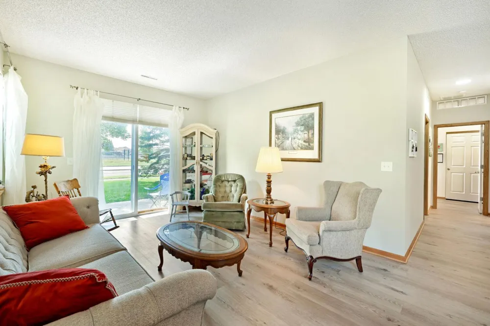 688 Cobblestone Way Shakopee, MN 55379