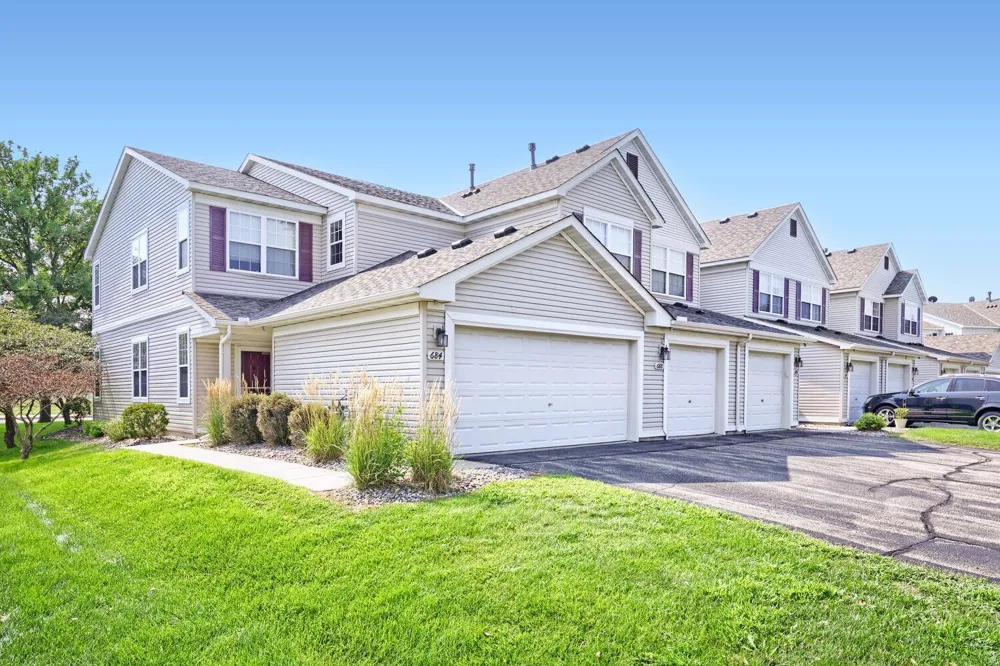 688 Cobblestone Way Shakopee, MN 55379