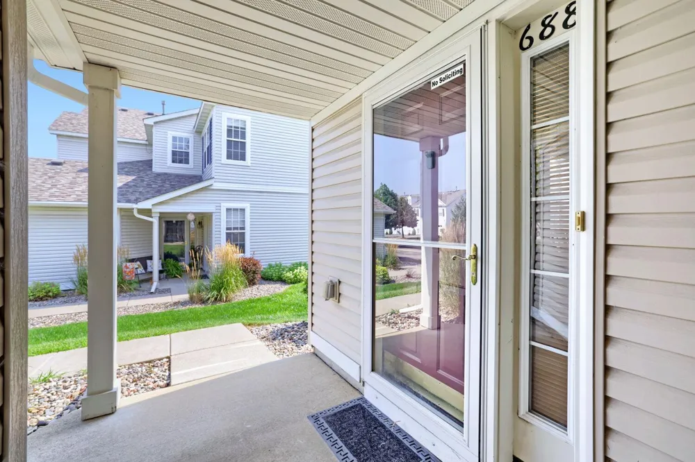 688 Cobblestone Way Shakopee, MN 55379