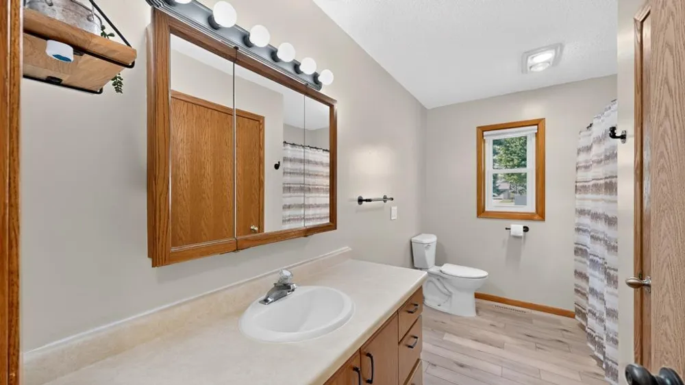 1028 W Elm Street Lake City, MN 55041