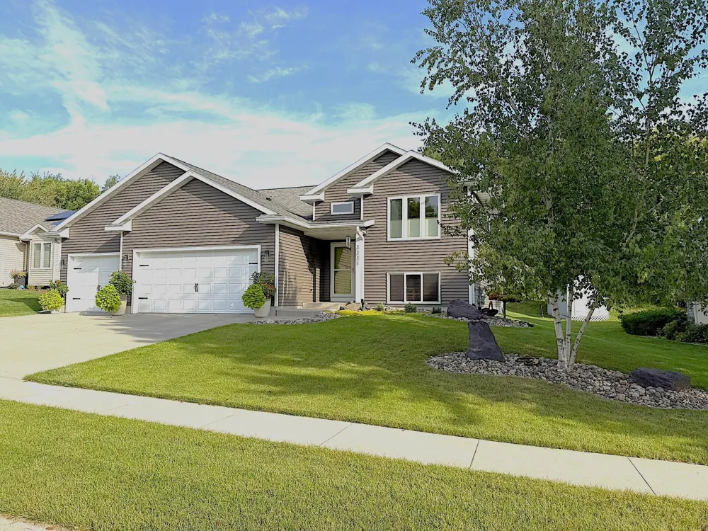 3221 Lakeridge Drive NW Rochester, MN 55901