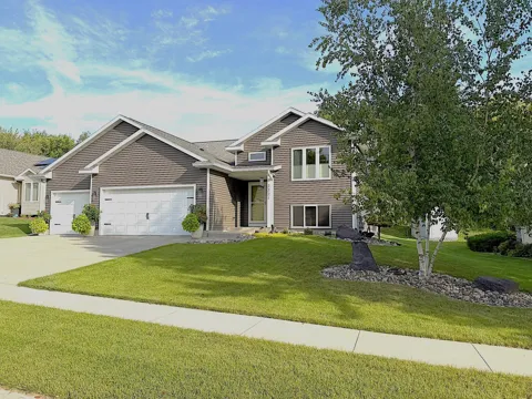 3221 Lakeridge Drive NW