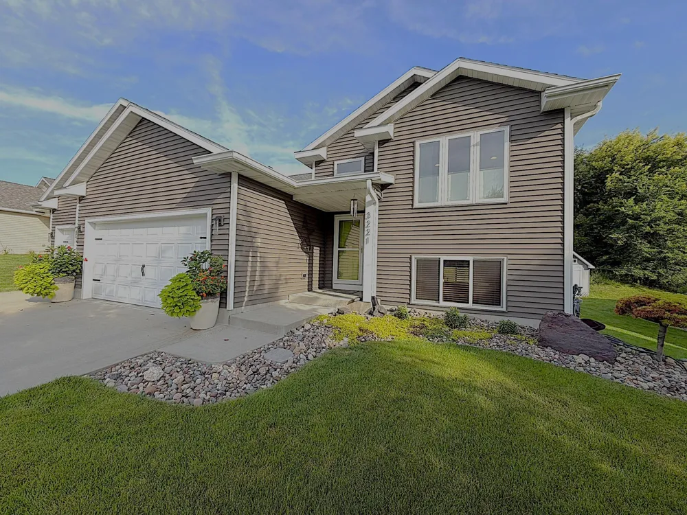 3221 Lakeridge Drive NW Rochester, MN 55901