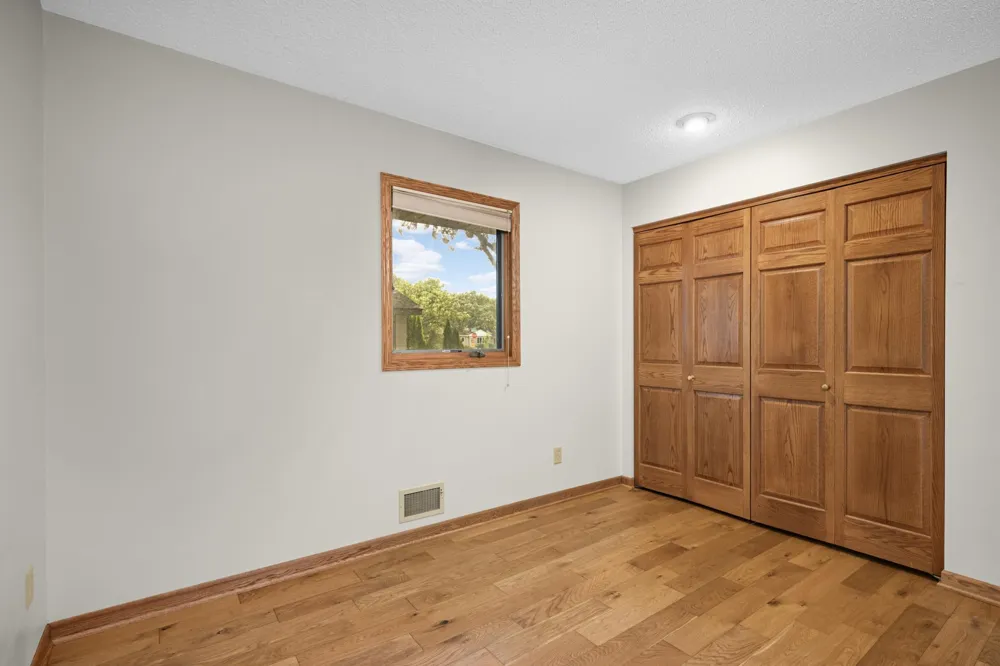 7719 Knollwood Drive Mounds View, MN 55112