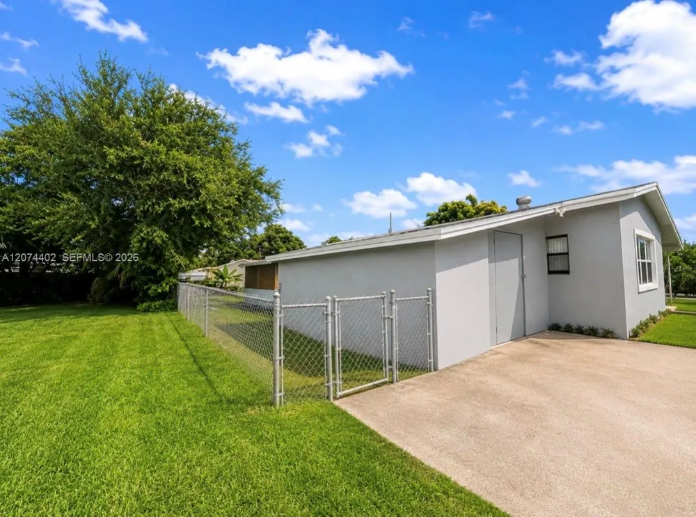 3861 NW 6th St Lauderhill, FL 33311
