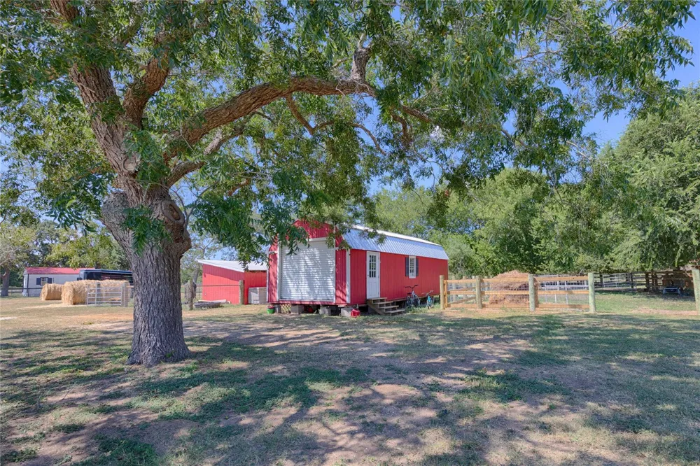2666 Cr 247 Moulton, TX 77975