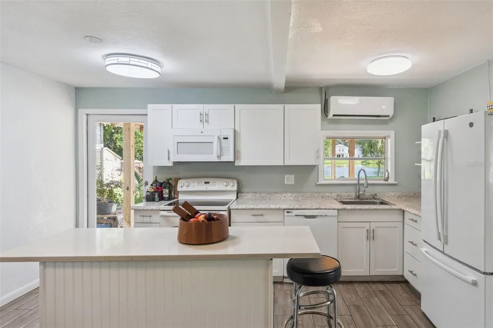 809 GRANDVIEW AVENUE Altamonte Springs, FL 32701