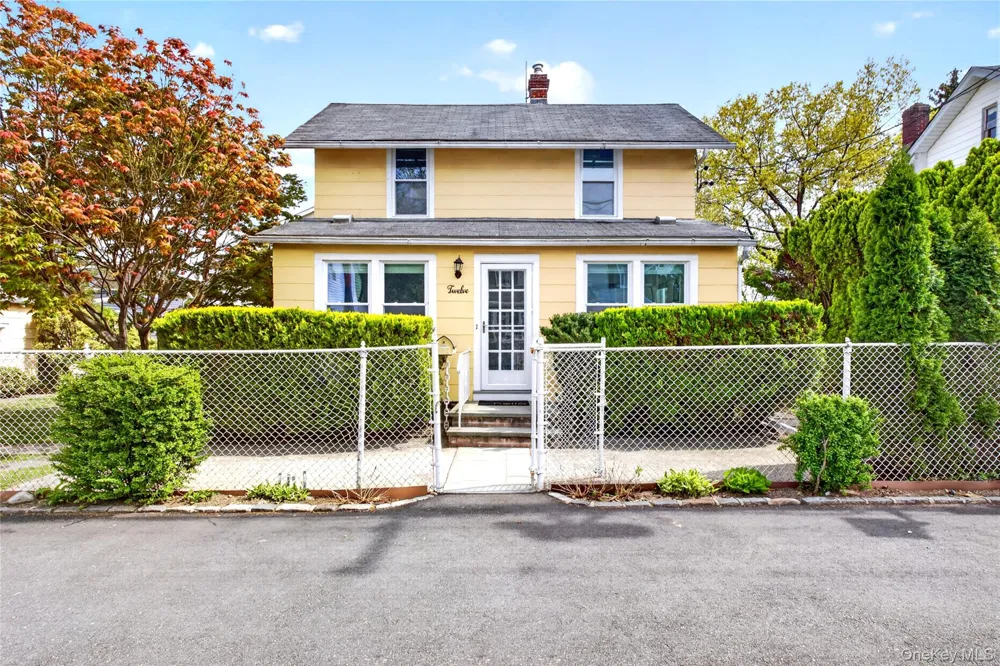 12 Smull Place Port Washington, NY 11050
