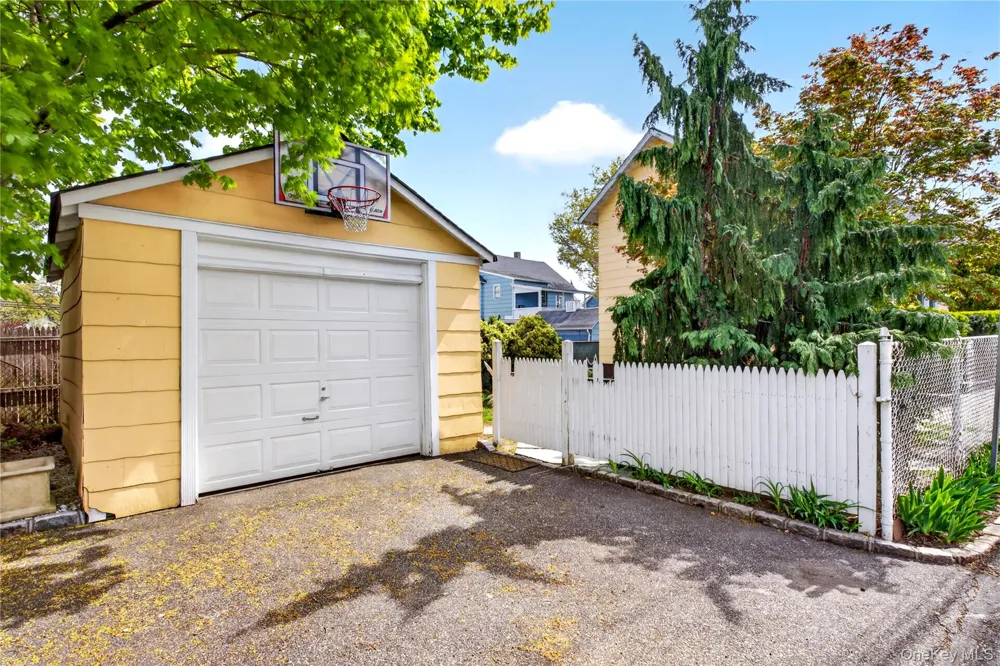 12 Smull Place Port Washington, NY 11050