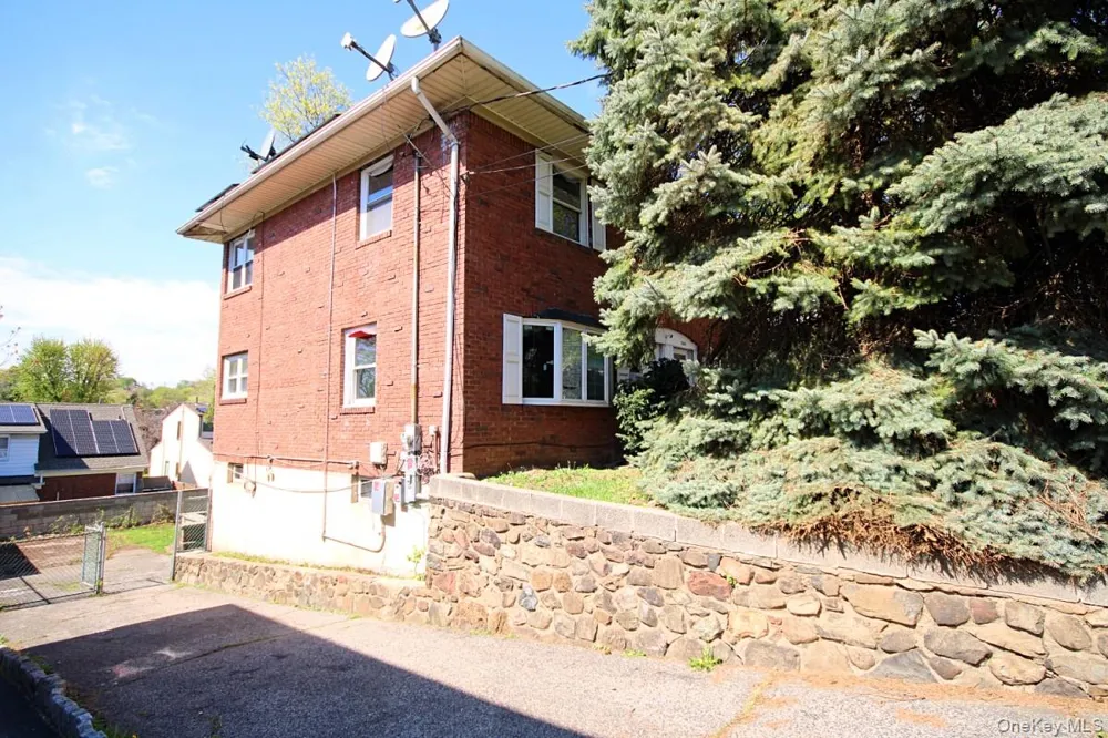 1051 victory Boulevard Staten Island, NY 10301