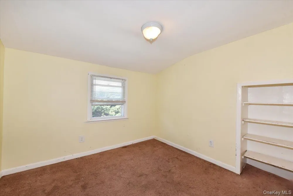 265 S Delaware Avenue Lindenhurst, NY 11757