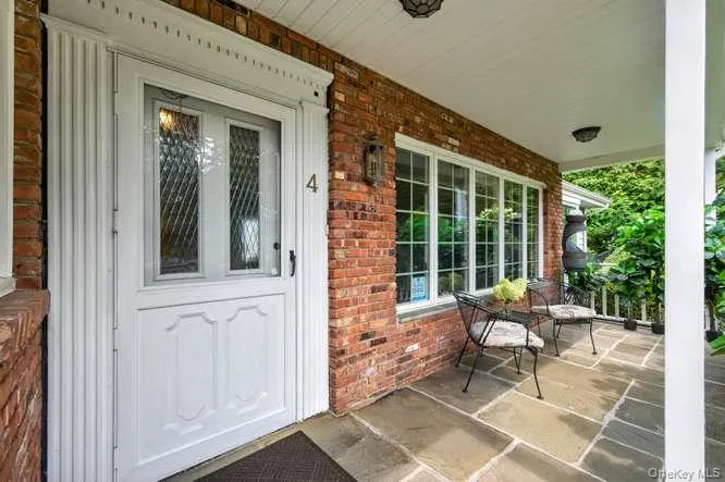 4 Woodleaf Court Cold Spring Harbor, NY 11724