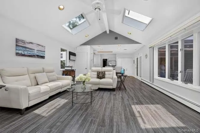 4 Woodleaf Court Cold Spring Harbor, NY 11724