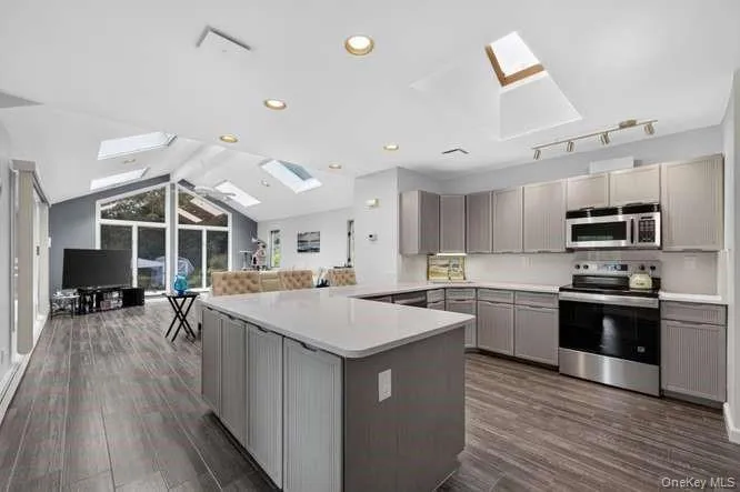 4 Woodleaf Court Cold Spring Harbor, NY 11724