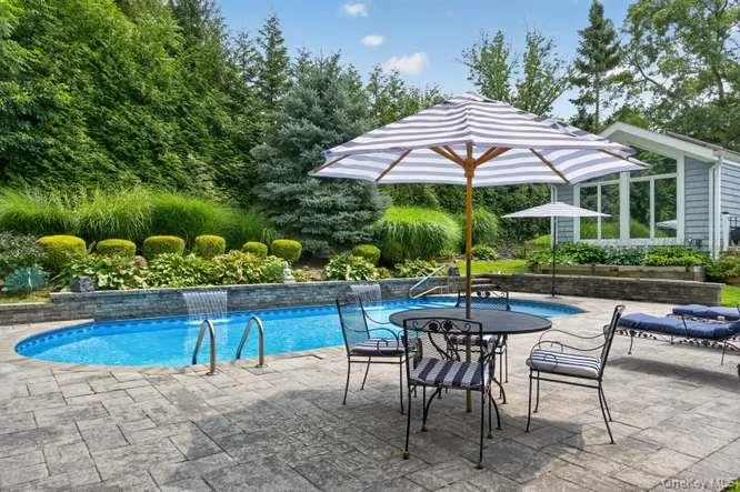 4 Woodleaf Court Cold Spring Harbor, NY 11724
