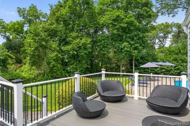 4 Woodleaf Court Cold Spring Harbor, NY 11724