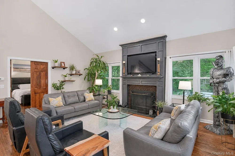 11 Coach Hill Drive Danbury, CT Call Listing Agent, CT 06811