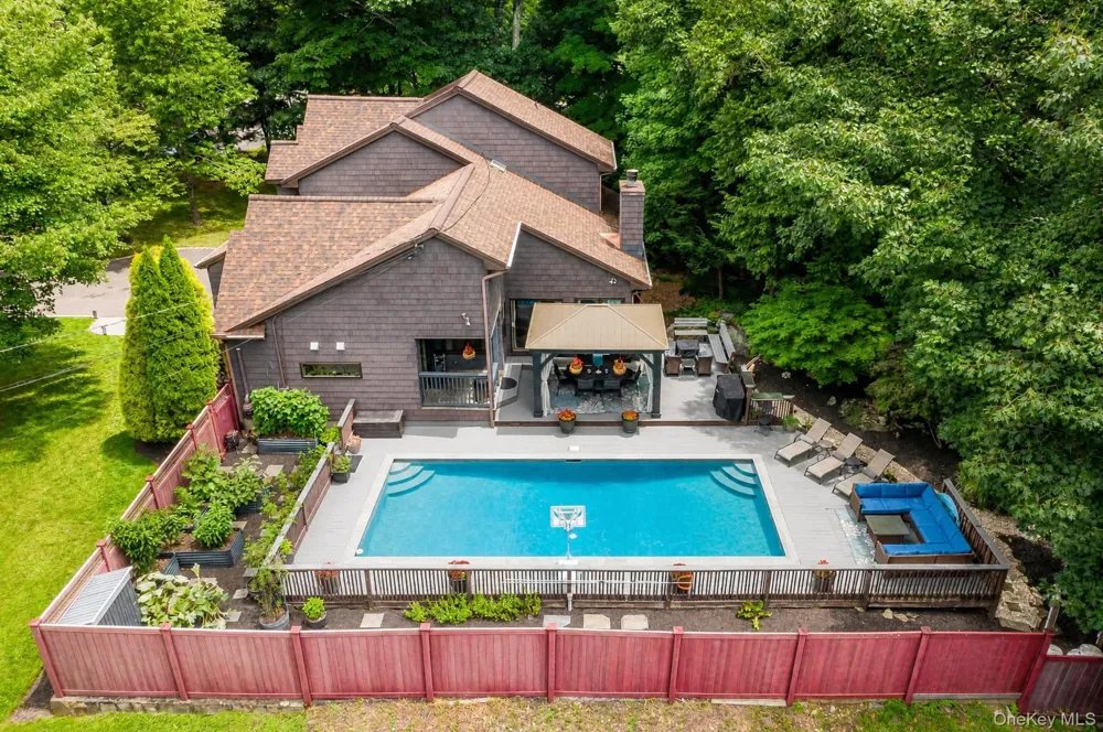 11 Coach Hill Drive Danbury, CT Call Listing Agent, CT 06811