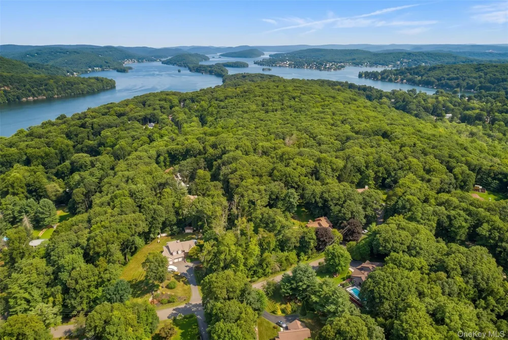 11 Coach Hill Drive Danbury, CT Call Listing Agent, CT 06811