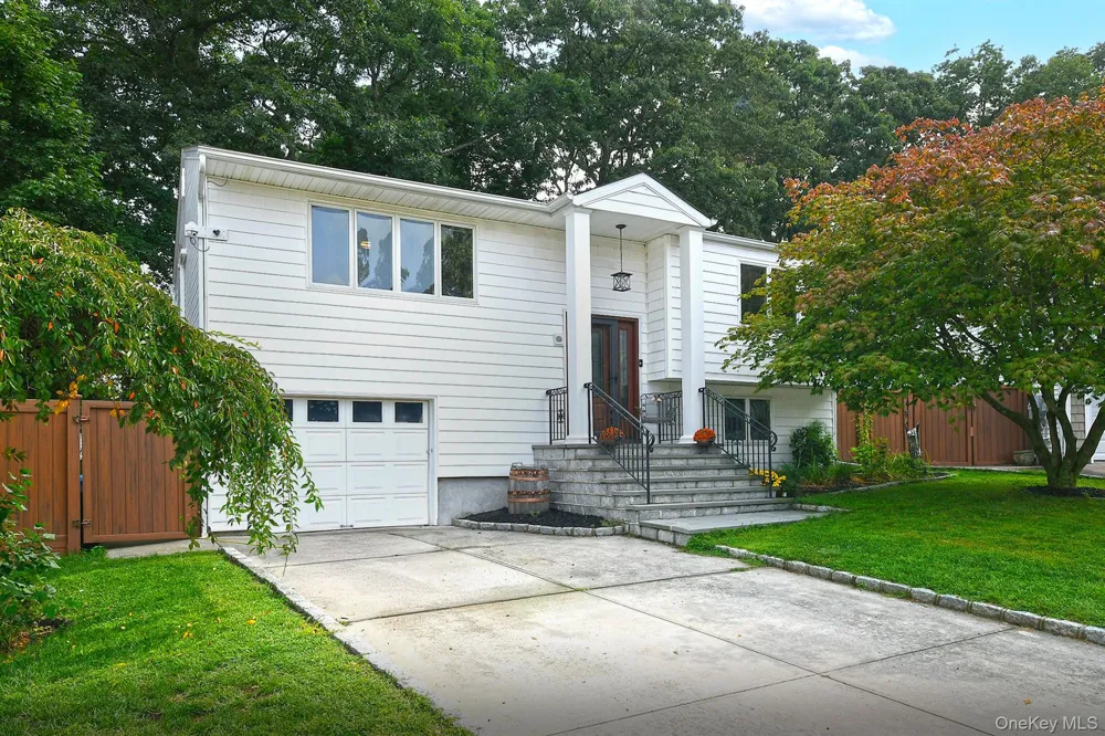 16 Crest Hill Court Huntington Station, NY 11746