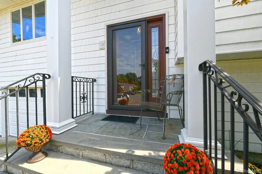 16 Crest Hill Court Huntington Station, NY 11746