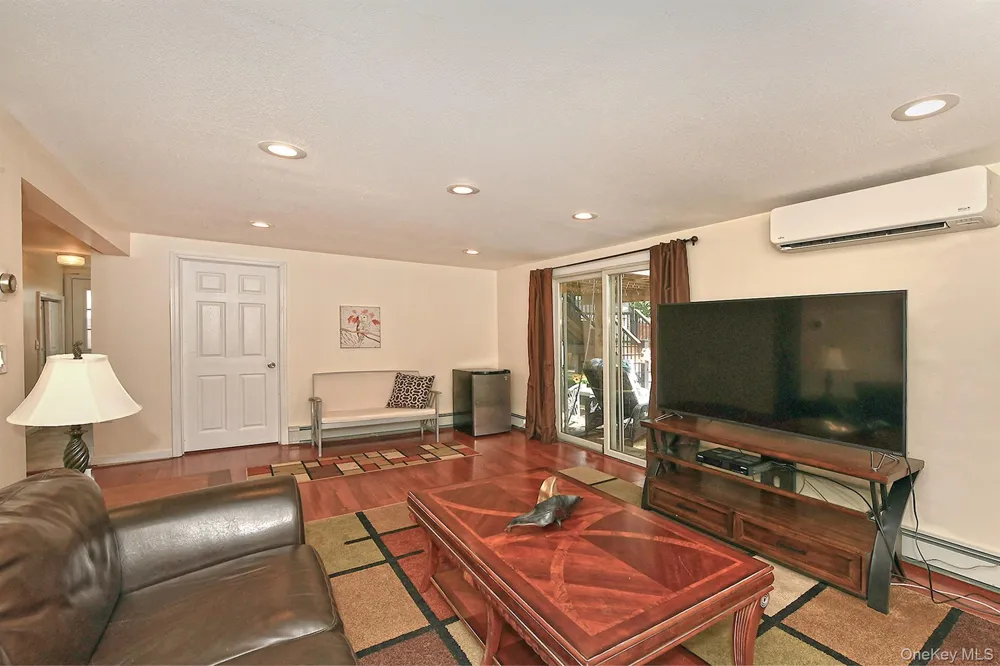 16 Crest Hill Court Huntington Station, NY 11746