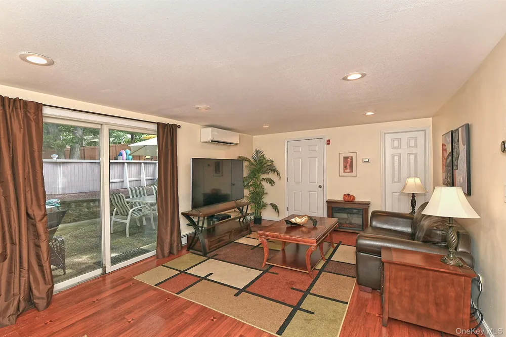 16 Crest Hill Court Huntington Station, NY 11746