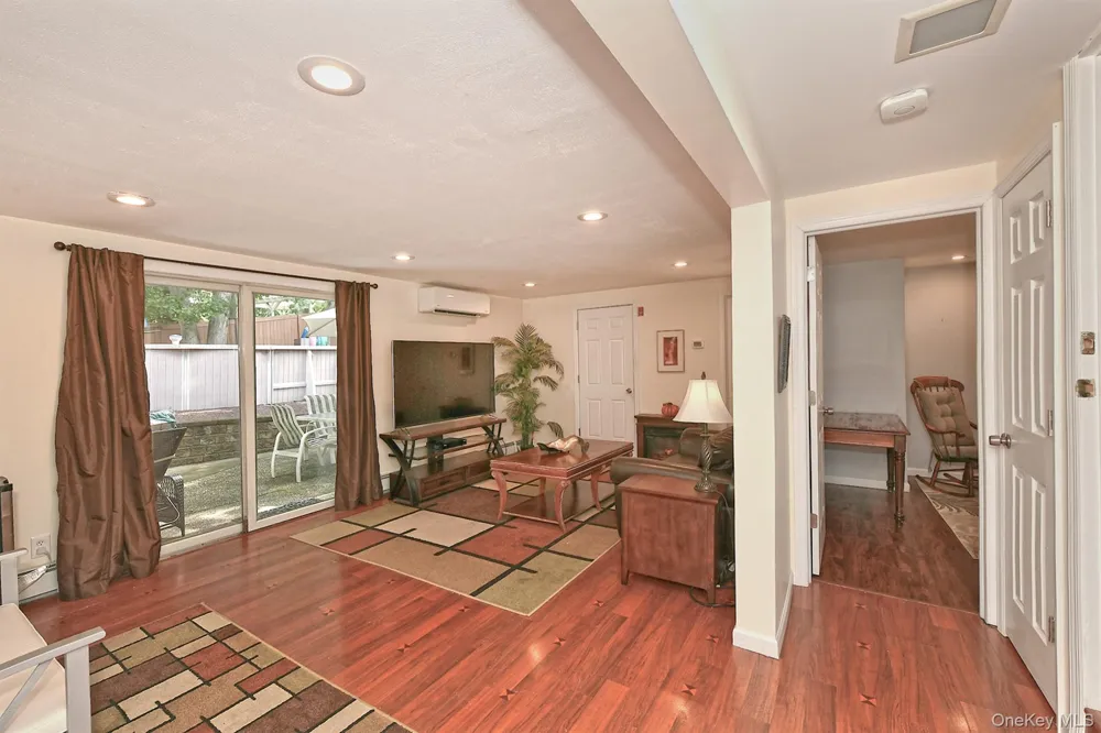 16 Crest Hill Court Huntington Station, NY 11746