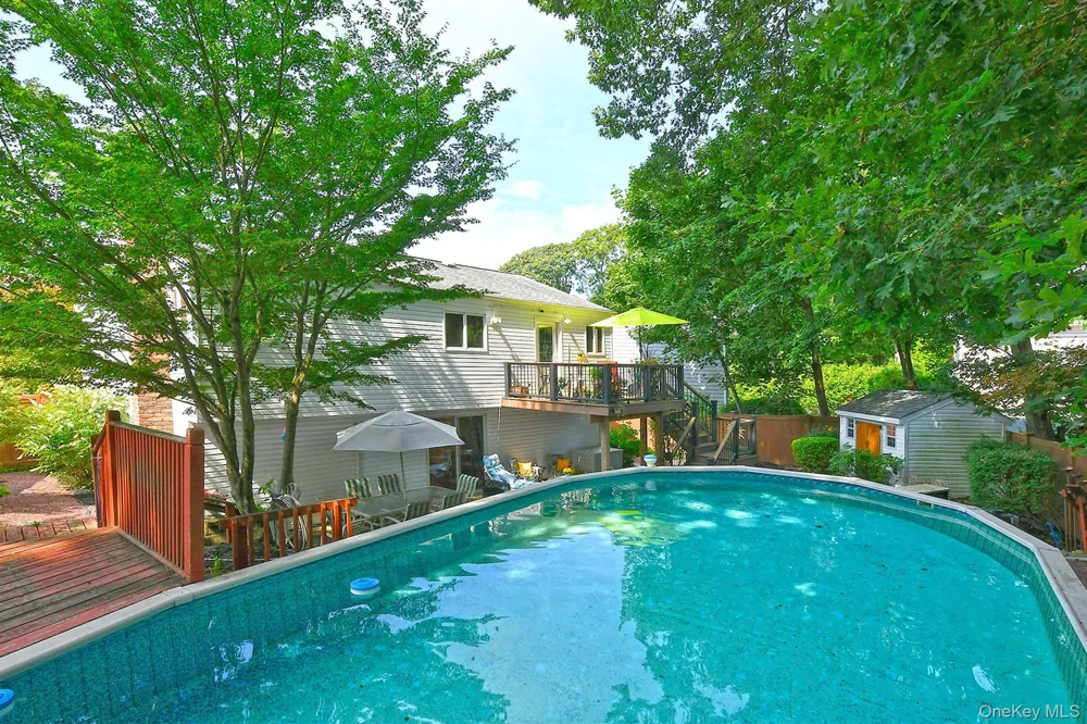 16 Crest Hill Court Huntington Station, NY 11746