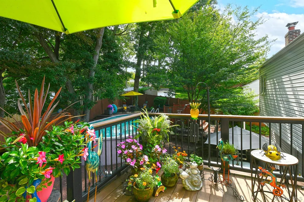 16 Crest Hill Court Huntington Station, NY 11746