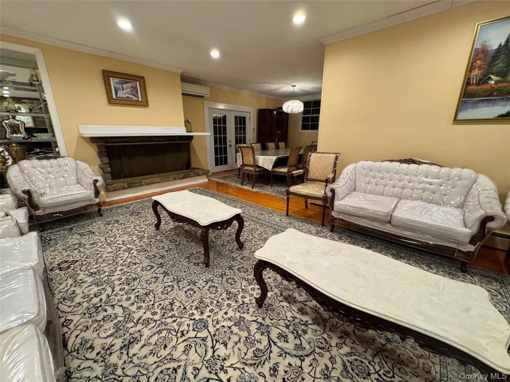 23 Wooleys Lane Great Neck, NY 11023