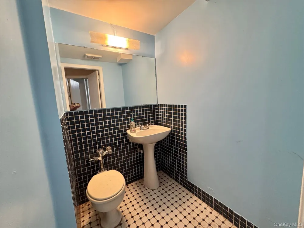23 Wooleys Lane Great Neck, NY 11023