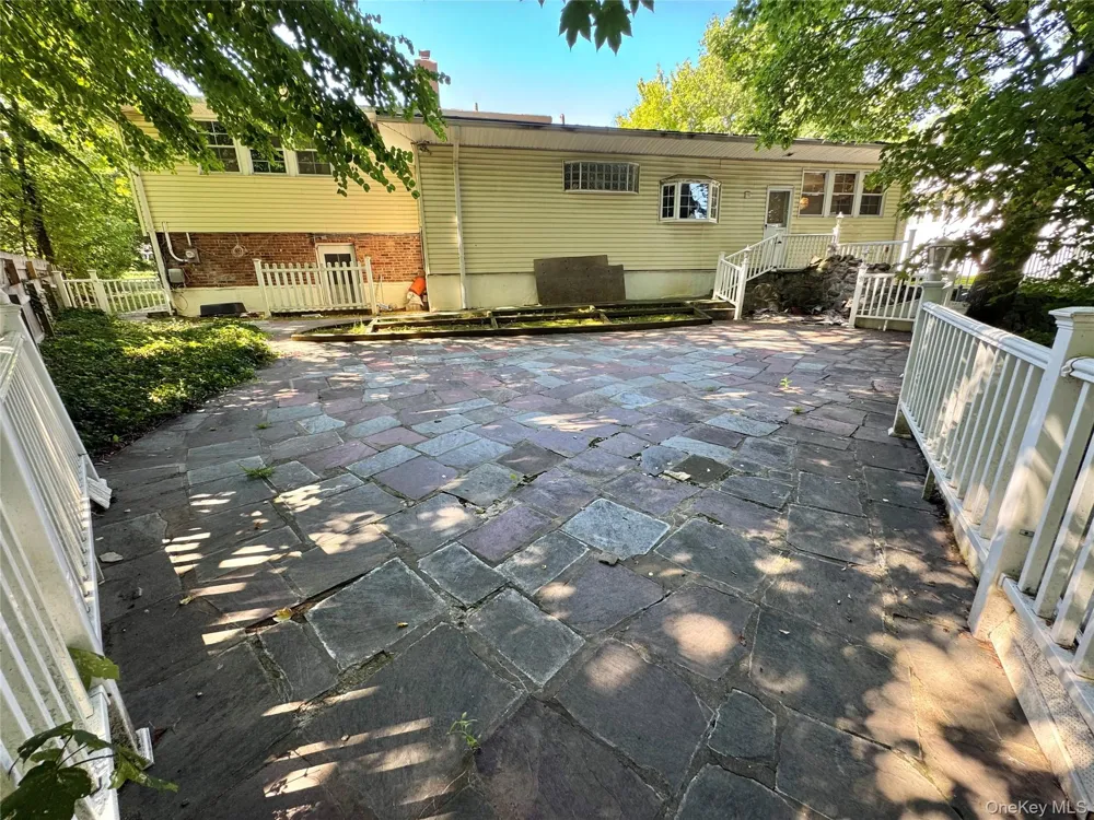 23 Wooleys Lane Great Neck, NY 11023