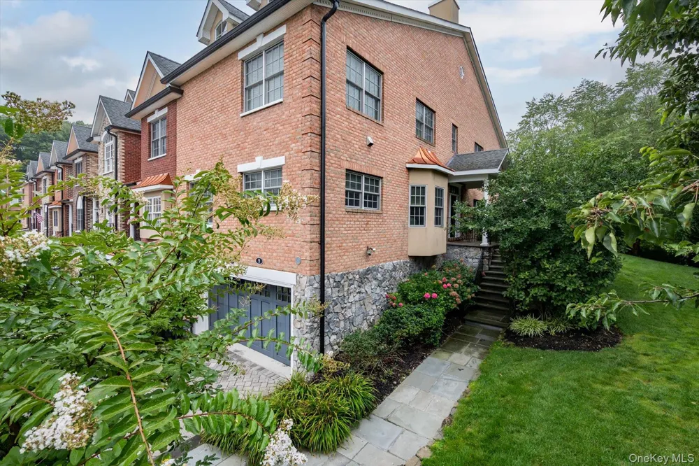 9 The Preserve #9 Woodbury, NY 11797