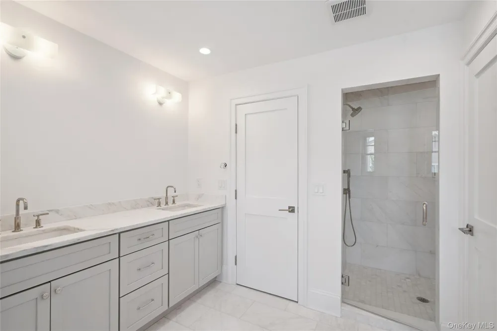 44 Plainview Road Woodbury, NY 11797