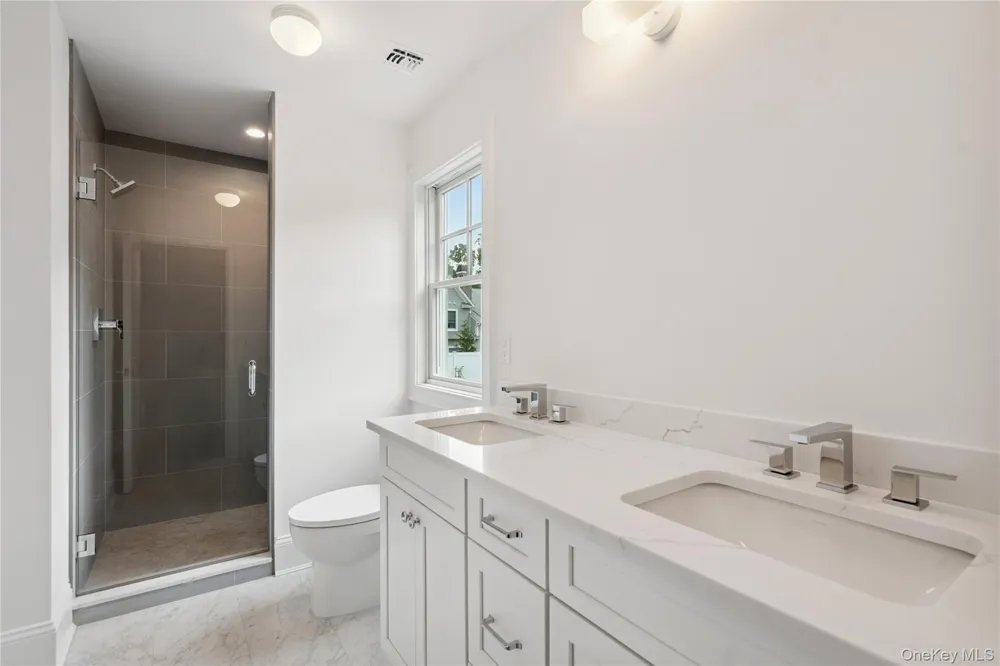 44 Plainview Road Woodbury, NY 11797