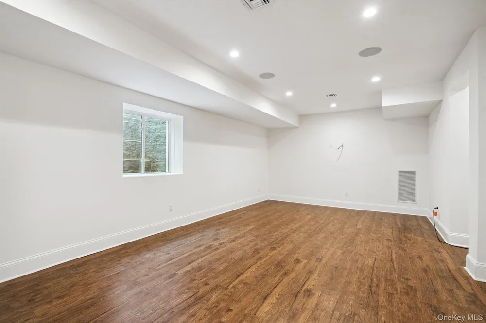 44 Plainview Road Woodbury, NY 11797