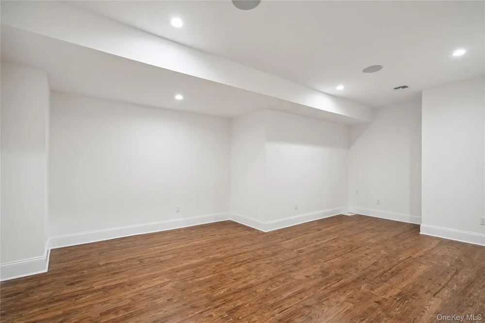 44 Plainview Road Woodbury, NY 11797