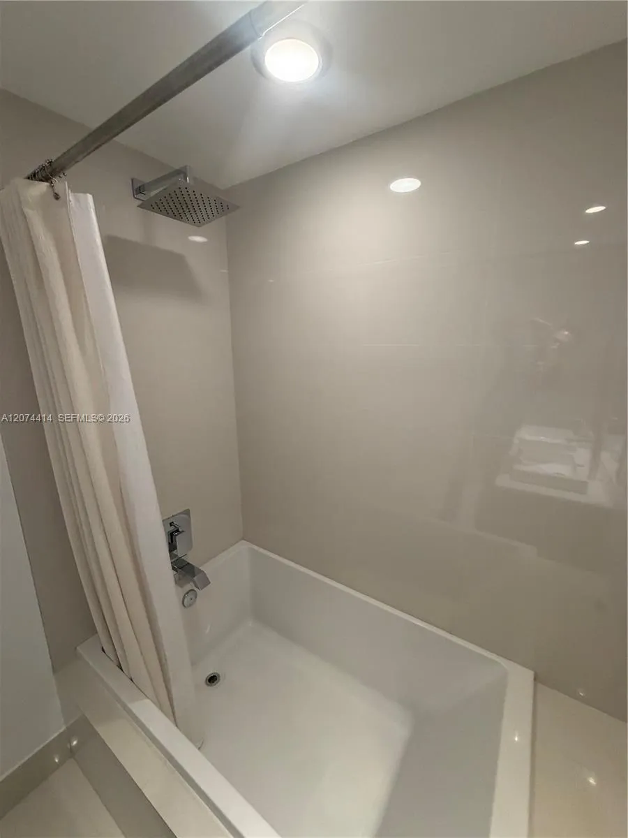 45 SW 9th St #2504 Miami, FL 33130