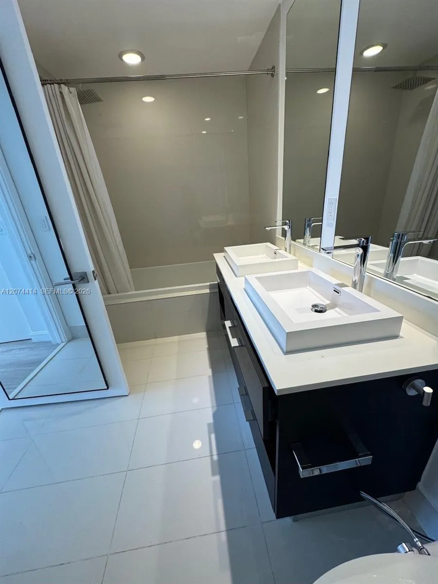 45 SW 9th St #2504 Miami, FL 33130