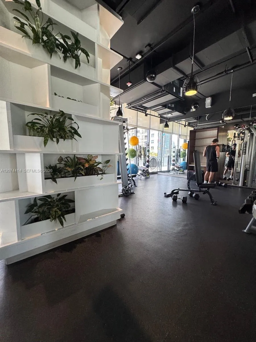 45 SW 9th St #2504 Miami, FL 33130