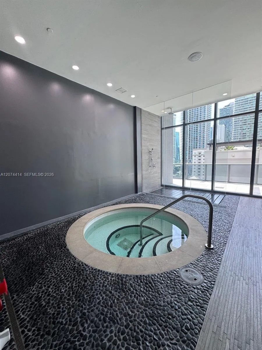 45 SW 9th St #2504 Miami, FL 33130