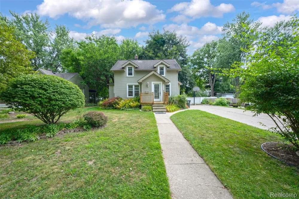 112 Glanworth Street Orion Charter Township, MI 48362