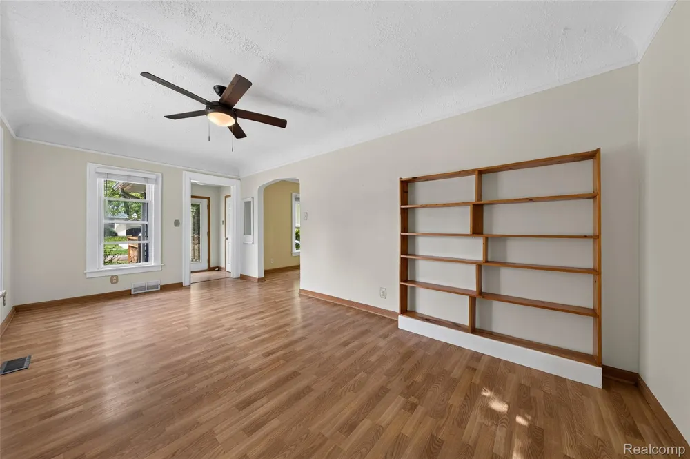 112 Glanworth Street Orion Charter Township, MI 48362