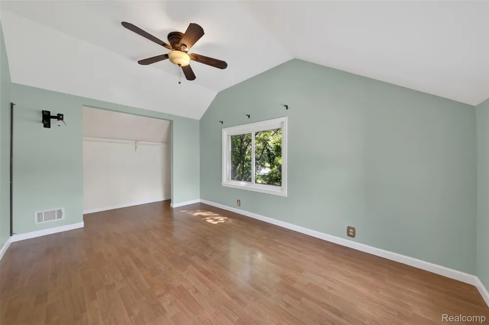 112 Glanworth Street Orion Charter Township, MI 48362