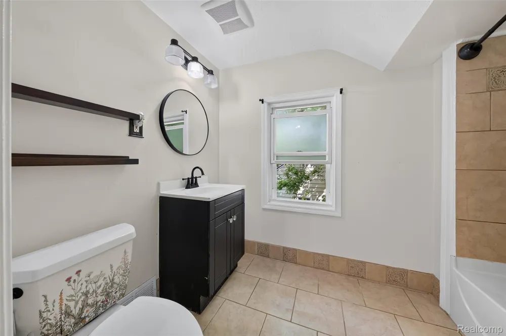 112 Glanworth Street Orion Charter Township, MI 48362
