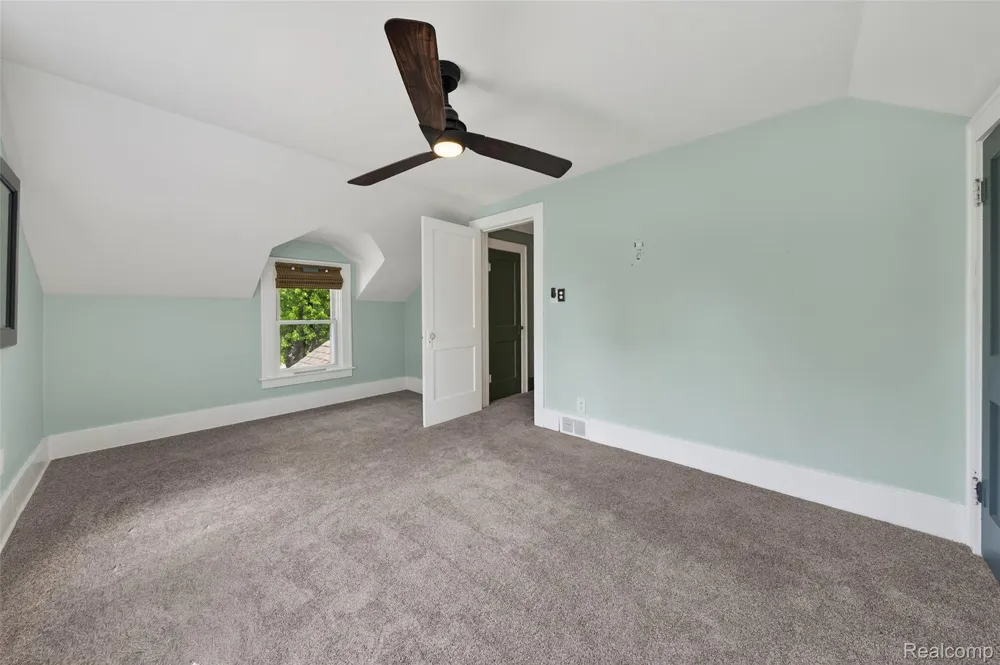112 Glanworth Street Orion Charter Township, MI 48362