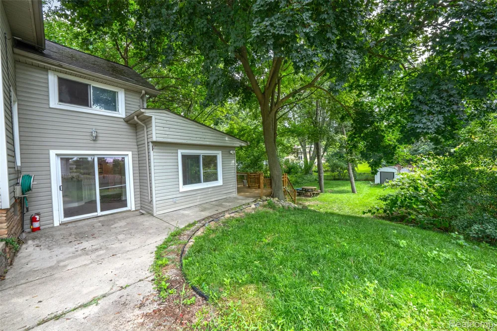 112 Glanworth Street Orion Charter Township, MI 48362