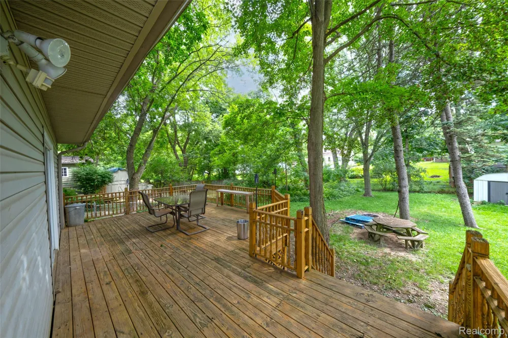 112 Glanworth Street Orion Charter Township, MI 48362