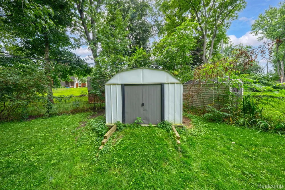 112 Glanworth Street Orion Charter Township, MI 48362